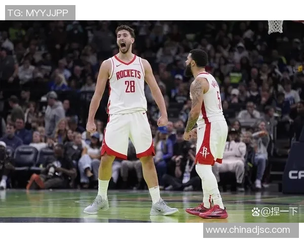 没有状态!阿门半场低迷仅得4分1板 四次犯规困扰球队表现 没有状态!阿门半场低迷仅得4分1板 四次犯规困扰球队表现